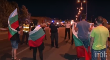 падането блокадата полицейски екипи патрулират границата турция трафикът нормален