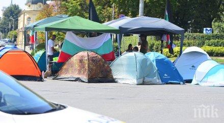 пик метежниците катуните спят непробудно репортери шепнат нарушат съня