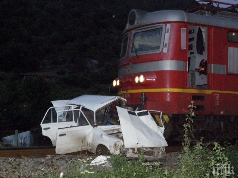 Влак е блъснал лек автомобил на жп прелез край Дупница.Шофьорът