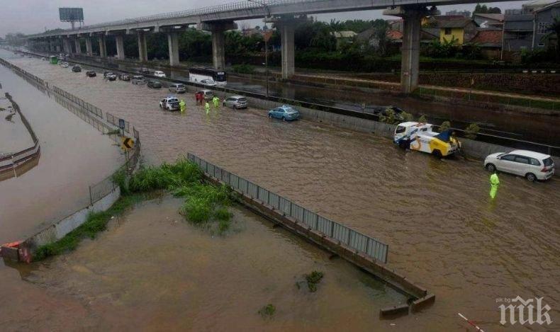 Хиляди засегнати от наводнения в Индонезия