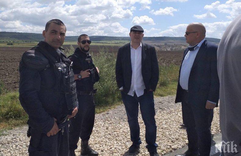 Мащабна операция в Девня и Суворово срещу битовата престъпност, Гешев е на място (СНИМКИ)

 