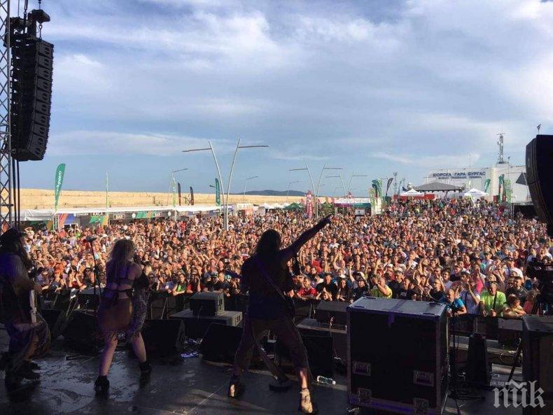 Бургас се готви за най-големия музикален фестивал през уикенда, хиляди пристигат от цялата страна и от чужбина