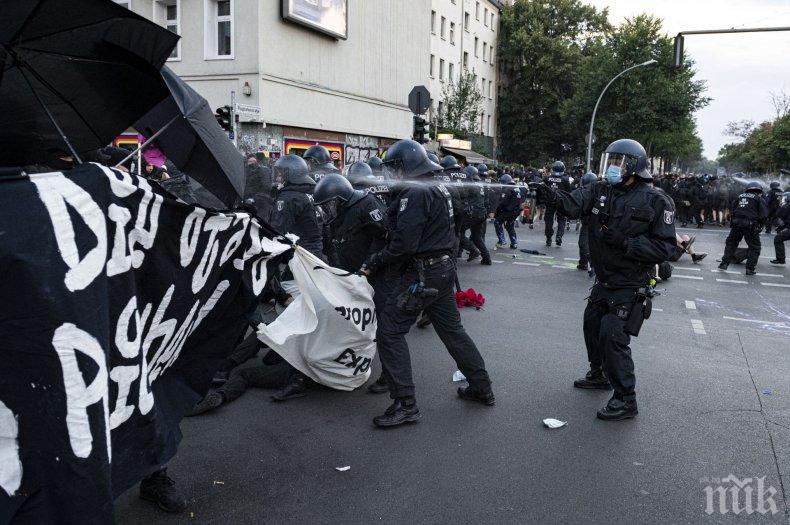 Демократката Меркел разгони анархо-комунистите в Берлин. Демократът Борисов им позволява да тормозят София