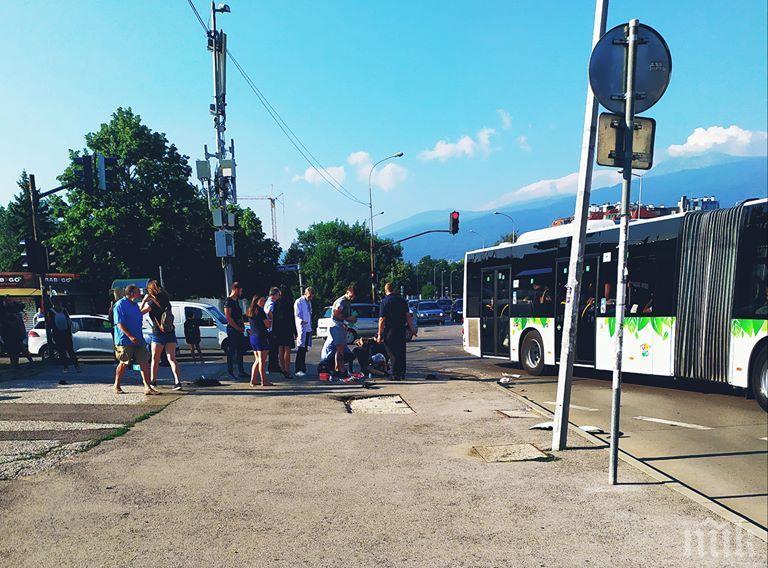 ИЗВЪНРЕДНО В ПИК: Тежък инцидент в Студентски град - рейс помете моторист