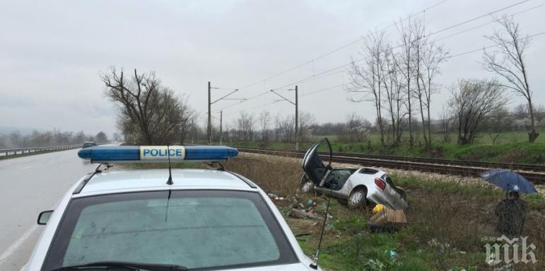Шофьор катурна колата си в канавка, рани спътничка