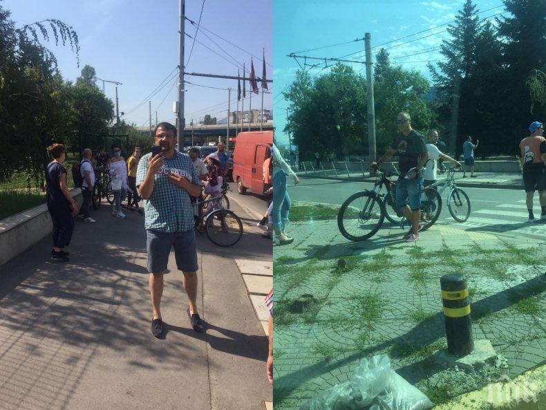 ГОРЕЩО В ПИК: Протеже на Мая Манолова пробва провокация на конференцията на ГЕРБ с 10 колоездачи (ВИДЕО/СНИМКИ) ГОРЕЩО В ПИК: Протеже на Мая Манолова пробва провокация на конференцията на ГЕРБ с 10 колоездачи (ВИДЕО/СНИМКИ)