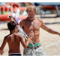 Княз Кирил отново разходи перфектното си тяло по плажа (снимки)