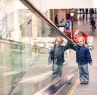 4-годишно дете, повлечено от ескалатор във Варна, е с опасност за живота