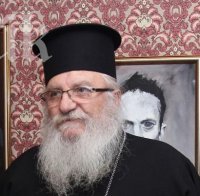 Наглост! Разбиха и обраха колата на отец Иван от Нови Хан