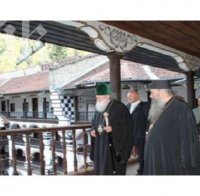 Чудо в Рилската света обител! Бял гълъб кацна до патриарха