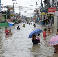 Воден ад в Манила! Дъждове удавиха 8 души, заляха 50% от града (снимки)