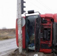 Камион с вторични суровини се обърна във Варна