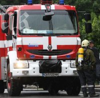 Пожарникари режат кола на Цариградско шосе, за да извадят ранен