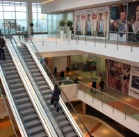 Махнаха далака на детето, паднало от ескалатор във Варна, състоянието му е стабилно