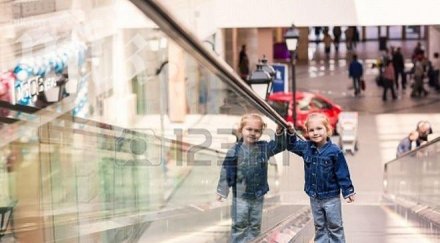 годишно дете повлечено ескалатор варна опасност живота