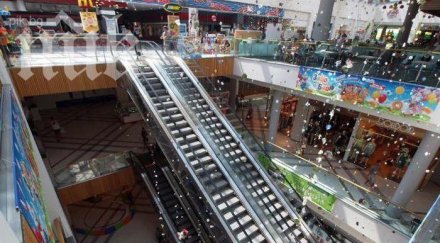 операциите момченцето паднало мол преминаха успешно