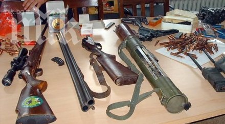 пуснаха гаранция бившия военен незаконния боен арсенал