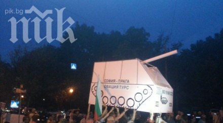 протестът озова розовия монумент крещят съветския боклук махнете оттук