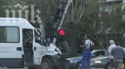 бус изкърти светофар столичен булевард снимки