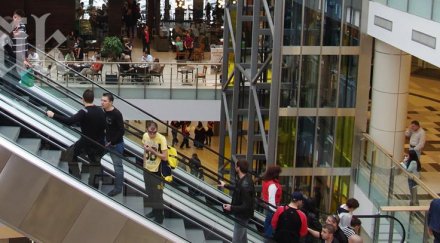 търсят виновниците падането годишното дете ескалатор варненски мол