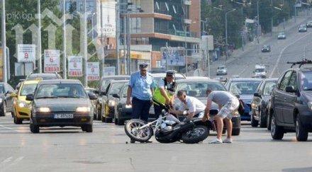 моторист натресе рено моста влюбените снимки