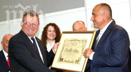 богомил бонев ани цолова виктор николаев вече обслужват един човек