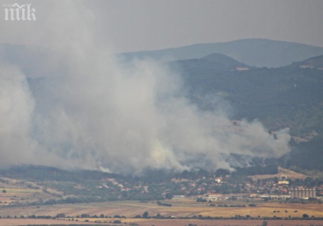 Военни с хеликоптери гасят пожара край София (обновена)