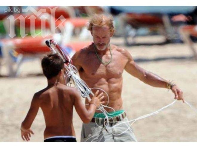 Княз Кирил отново разходи перфектното си тяло по плажа (снимки)