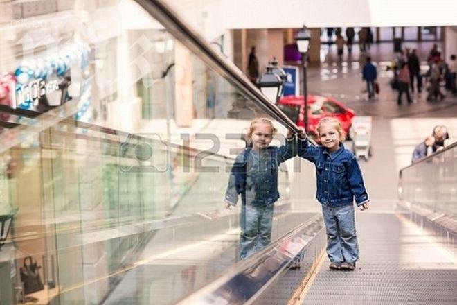 4-годишно дете, повлечено от ескалатор във Варна, е с опасност за живота