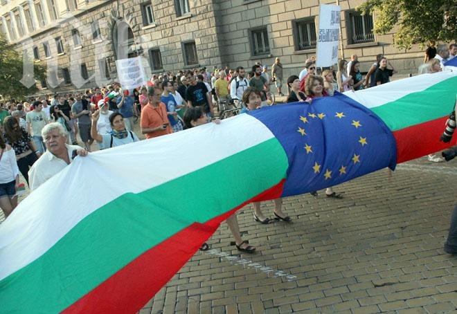 „Л’Ескпрес”: В България протестират седмици наред, а европейските медии мълчат