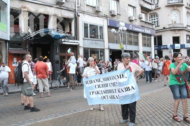 Протестиращите се спряха пред взривения китайски ресторант