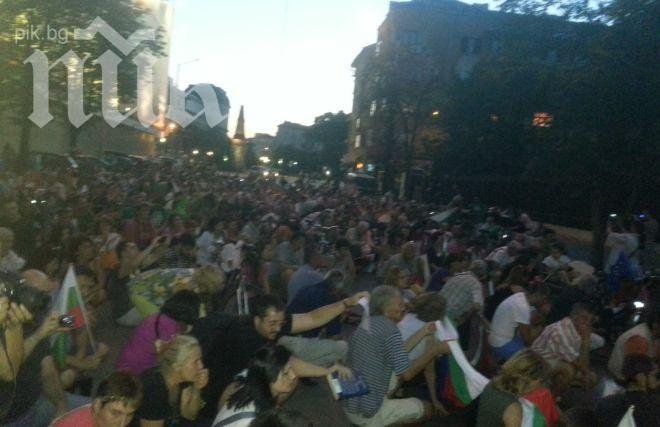 Демонстрантите пред чешкото посолство скандират: „Извинявайте, извинявайте!“