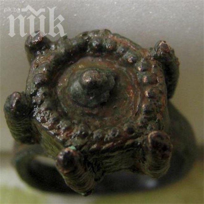 На нос Калиакра намериха уникален пръстен-убиец от 14 век