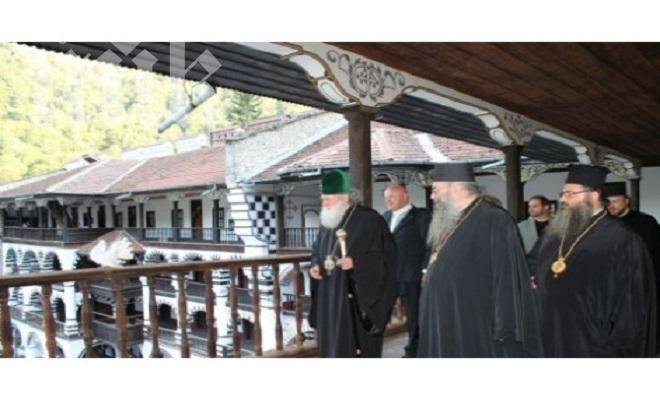 Чудо в Рилската света обител! Бял гълъб кацна до патриарха