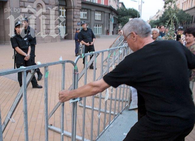 Протестиращи масово се юрнаха към Министерския съвет, блъскаха загражденията