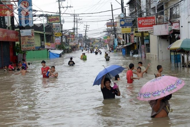 Воден ад в Манила! Дъждове удавиха 8 души, заляха 50% от града (снимки)