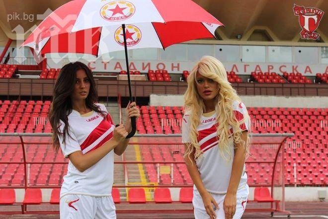 Блондинка и брюнетка заснеха секси фотосесия на Българска армия