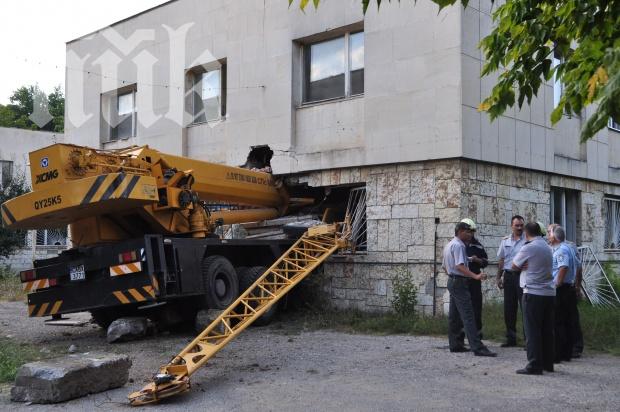 Автокран събори лаборатория, водачът загина