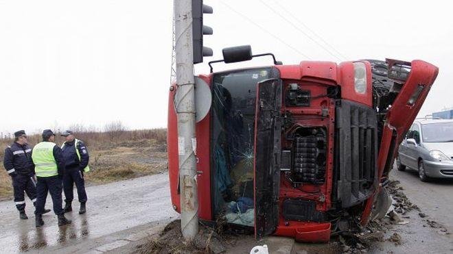 Камион с вторични суровини се обърна във Варна