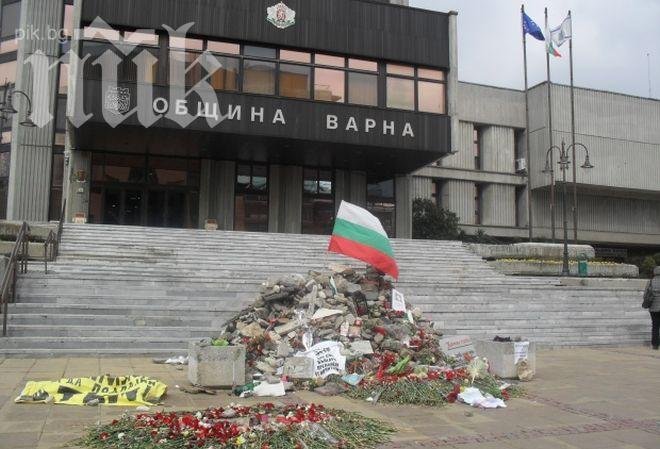 Варненският кмет мисли за паметник на Пламен Горанов, засега грамадата остава