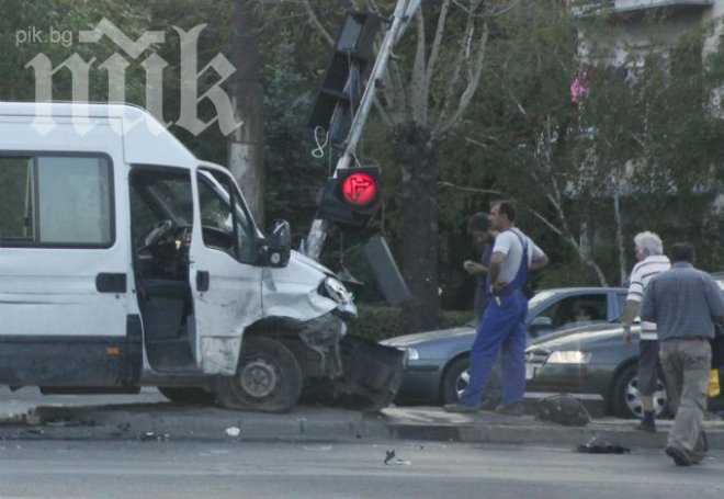 Бус изкърти светофар на столичен булевард (снимки)