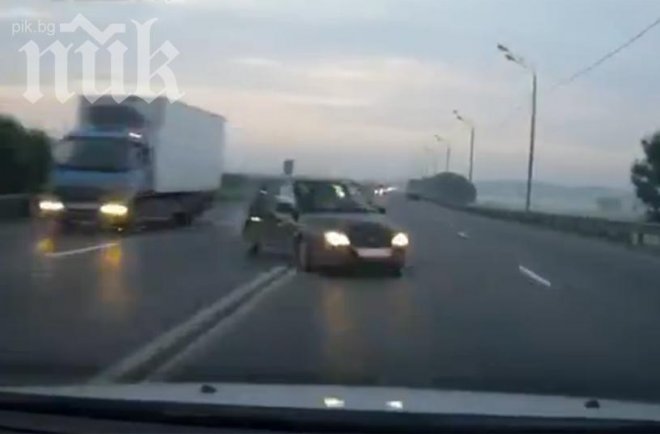 Коли се блъснаха челно, има ранени