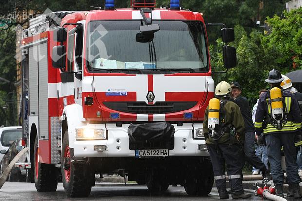 Пожар във Варненско заплашва да погълне цех