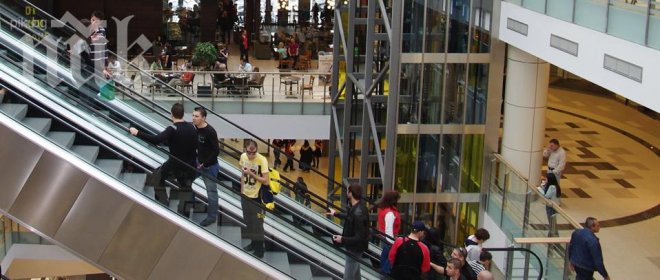 Търсят виновниците за падането на 4-годишното дете от ескалатор във варненски мол