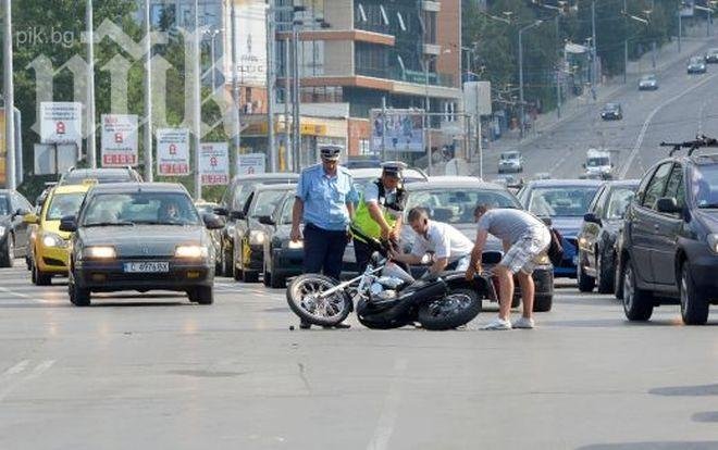 Моторист се натресе в Рено до Моста на влюбените (снимки)