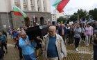 Комунягата Минеков, син на Татов съратник, разнася празни ковчези за живи хора. Ти си нечовек, бе, дупката на човечеството...