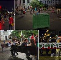 НОВА БЛОКАДА! Метежниците окупираха Софийския университет и Орлов мост с... пейки и кофи за боклук (СНИМКИ)
