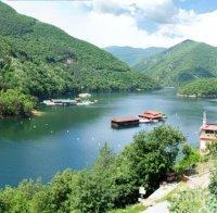 Прибират плаваща къща от чашата на язовир 