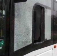 Изпотрошиха стъклата на два автобуса в Перник