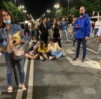 МВР пусна КАДРИ от снощния протест в столицата. Ето как центърът става сметище